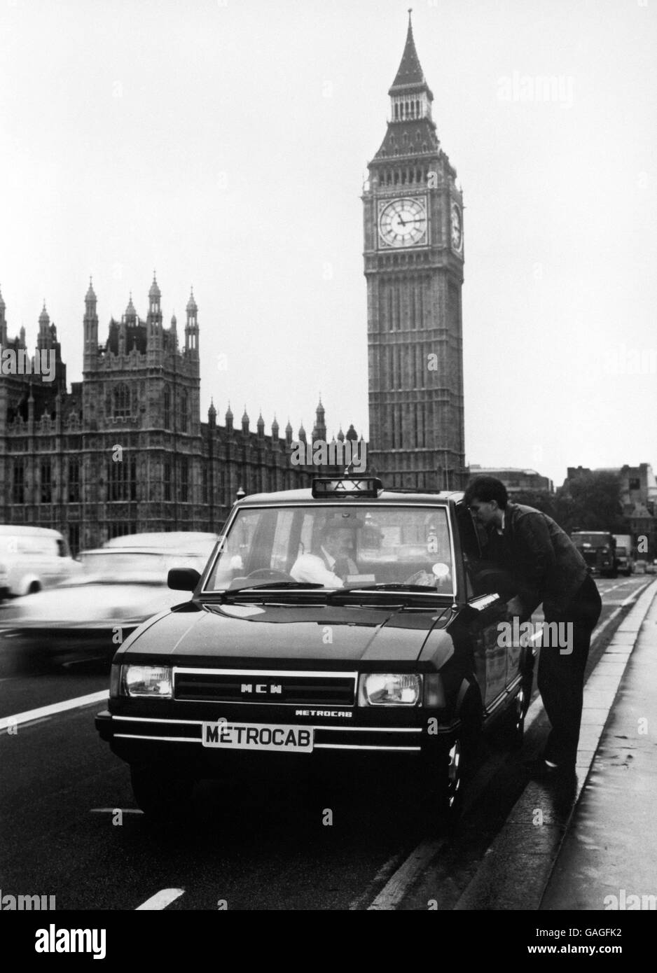Le nouveau taxi MetroCab élégant prend la course sur le pont de Westminster à Londres. Le taxi urbain de cinq passagers a été dévoilé au Wembley Conference Centre, un challenger du monopole du taxi noir traditionnel. La propriété est le travail des fabricants de Birmingham Metro-Cammell Weymann et a les besoins des personnes handicapées incorporé dans la conception. Banque D'Images