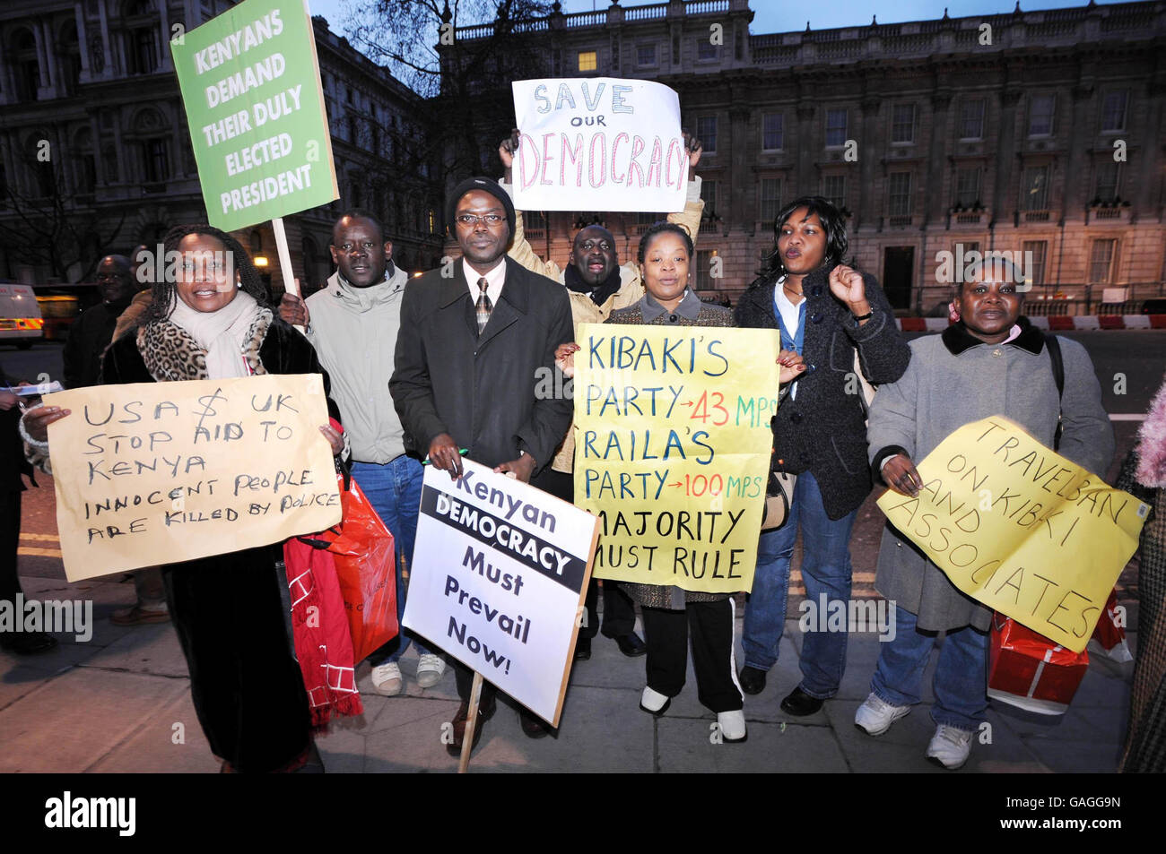 Les résidents britanniques qui soutiennent la chef de l'opposition kenyane, Raila Odinga, protestent la semaine dernière contre les élections kenyanes, qui ont abouti à la réélection du président Mwai Kibaki, en face de Downing Street, à Londres. Banque D'Images
