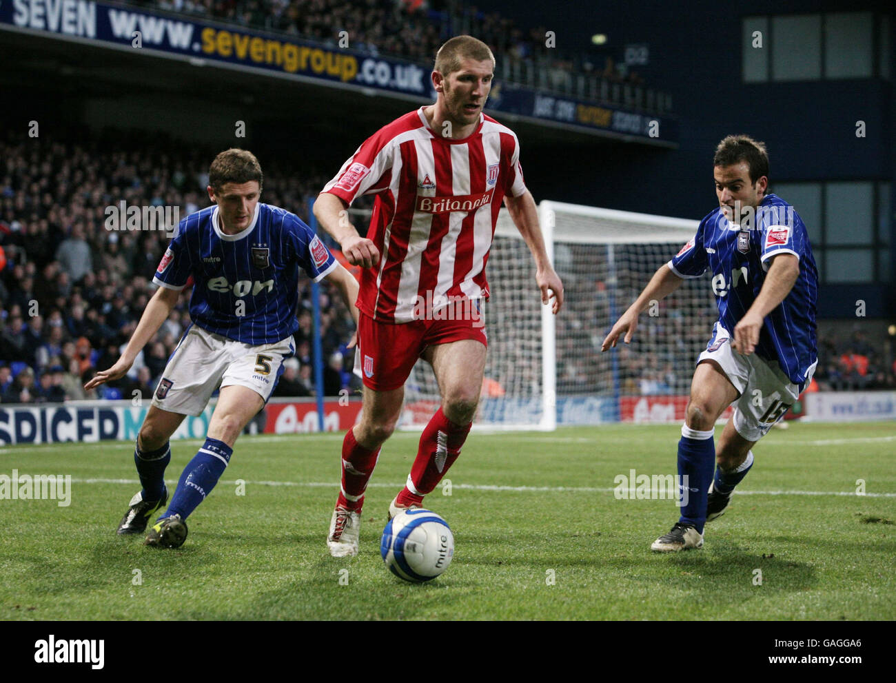 Alex Bruce d'Ipswich et Sito Castro avec Richard Cresswell de Stoke pendant le match de championnat de la ligue Coca-Cola à Portman Road, Ipswich. Banque D'Images