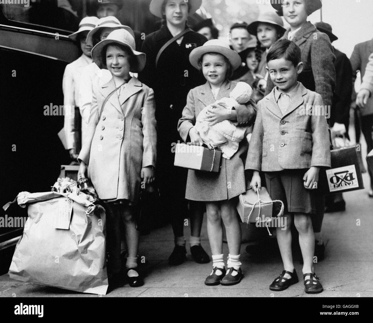 Londres évacua avec des masques à gaz (en carton) et des bagages tous mis pour l'évacuation de la capitale vers les autres régions du pays, pendant la Seconde Guerre mondiale. Banque D'Images