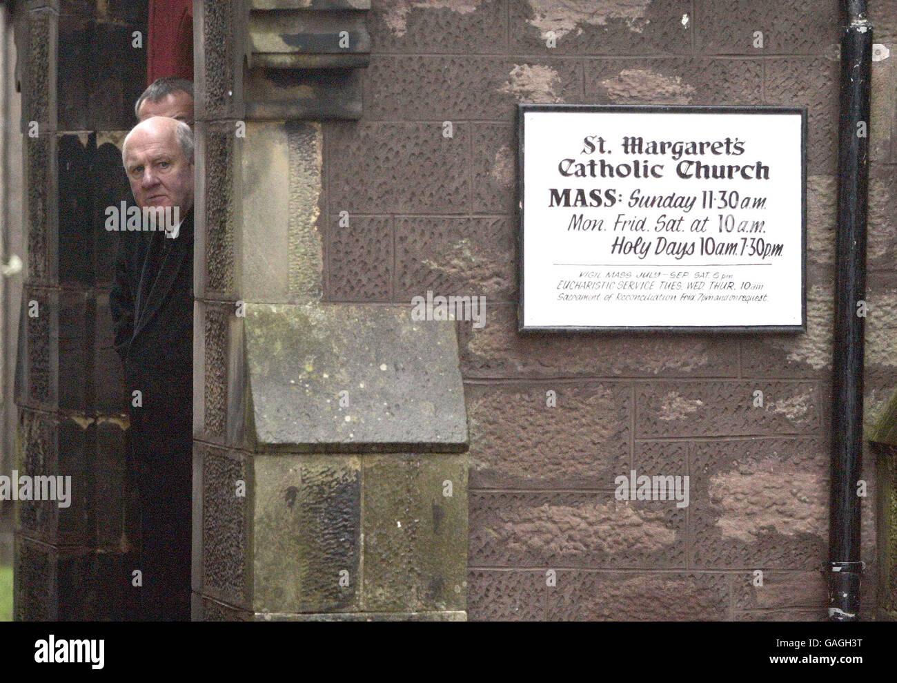 Les amateurs de deuil attendent à l'église St Margare de Montrose aux funérailles d'Ann Copeland 45, et de ses filles Niamh 10 et Ciara 7 de Johnshaven, Kincardineshire, Écosse. Banque D'Images