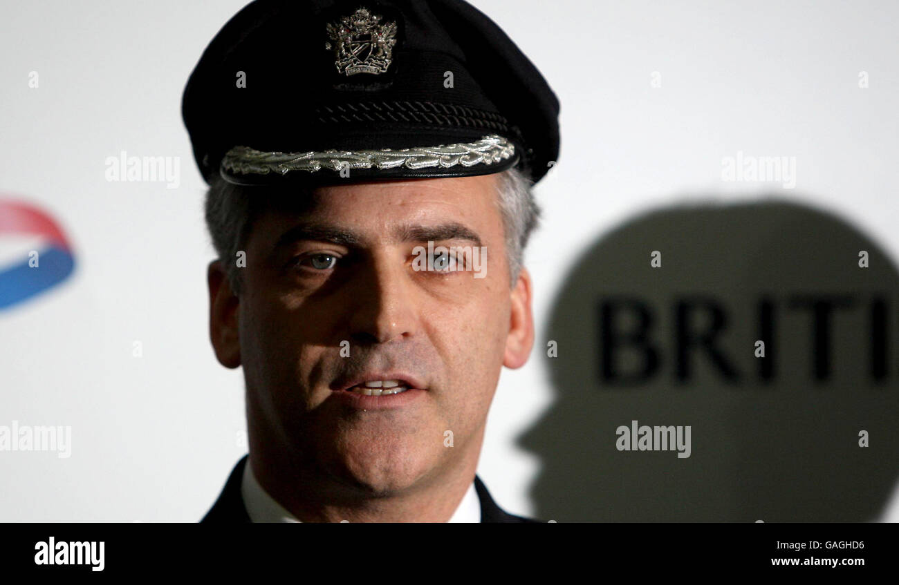 Peter Burkill, 43 ans, capitaine de British Airways, parle de l'atterrissage en catastrophe du Boeing 777 à Heathrow. Banque D'Images