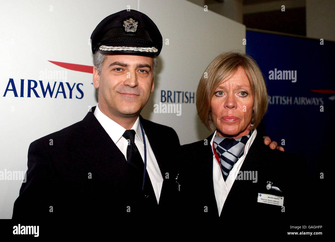 Peter Burkill, capitaine de British Airways, 43 ans, et Sharron Eaton-Mercer, directeur des services de cabine, après avoir parlé à la presse de l'atterrissage en catastrophe du Boeing 777 à Heathrow. Banque D'Images