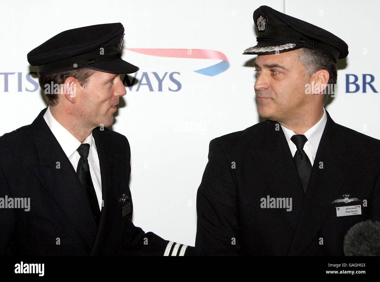 Peter Burkill, 43 ans, capitaine de British Airways (à droite), accompagné du premier officier John Coward, après avoir lu une déclaration au sujet de l'atterrissage en catastrophe de son Boeing 777 à Heathrow. Banque D'Images