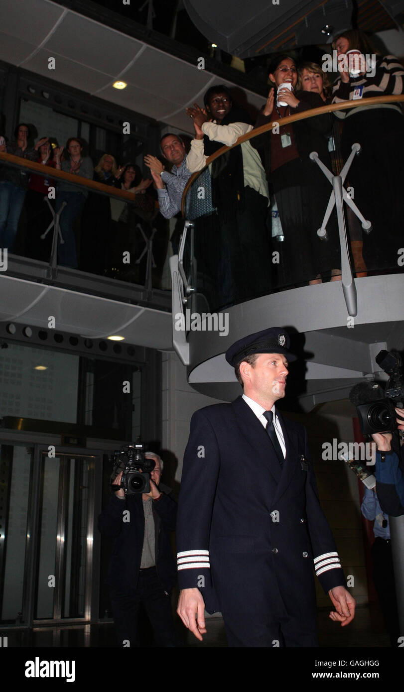 Le premier officier de British Airways, John Coward, passe devant le personnel de BA avant que le capitaine Peter Burkill, 43 ans, n'ait lu une déclaration sur l'atterrissage en catastrophe du Boeing 777 à Heathrow. Banque D'Images