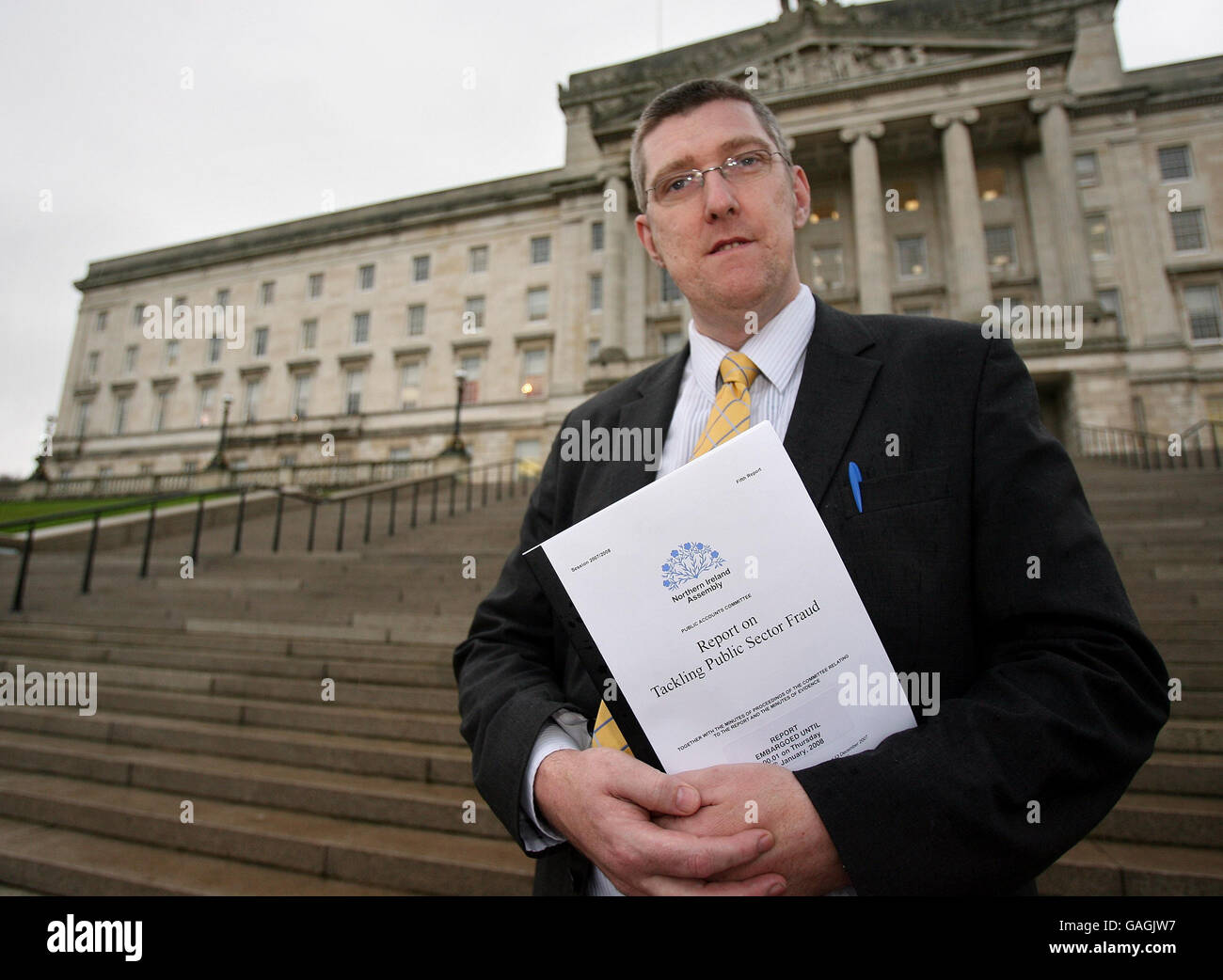 (Embargo 0001 jeudi 24 janvier) le président du comité des comptes publics, John O'Dowd, avec le rapport du comité des comptes publics à Stormont. Banque D'Images