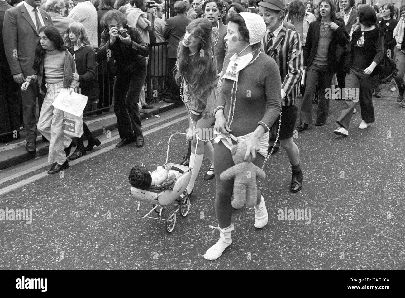 Des membres du Women's Liberation Street Theatre, manifestant contre la manifestation du Festival de lumière qui a revendiqué la nécessité de nouvelles normes morales. Banque D'Images