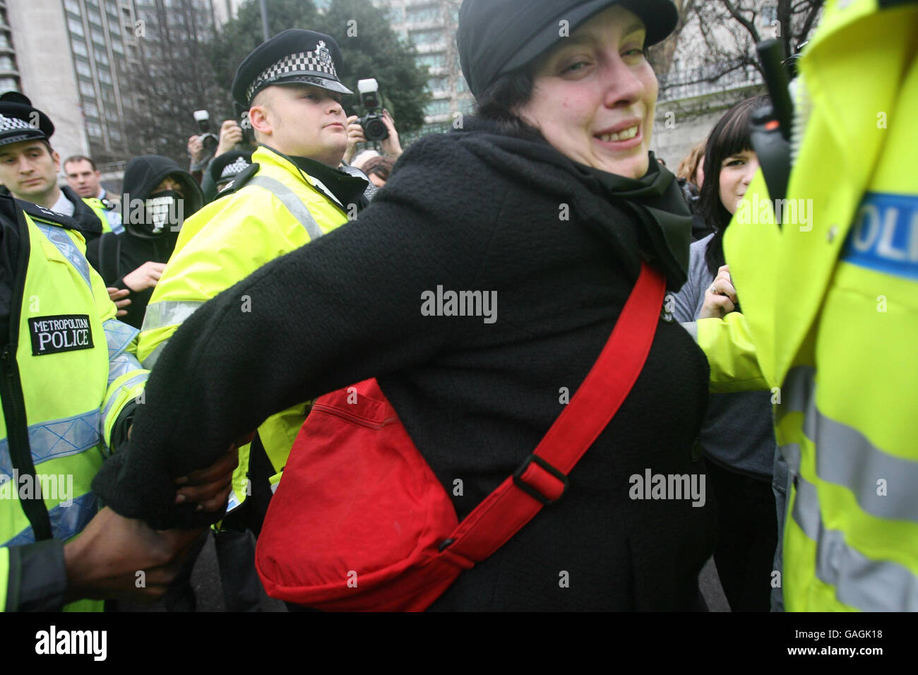 Les policiers arrêtent une femme alors que des milliers d'officiers de police hors service de partout au Royaume-Uni prennent part à une manifestation à Londres au sujet de l'échec du secrétaire à l'intérieur, Jacqui Smith, à lui, d'accorder une augmentation de salaire totale de 2.5 %. Banque D'Images