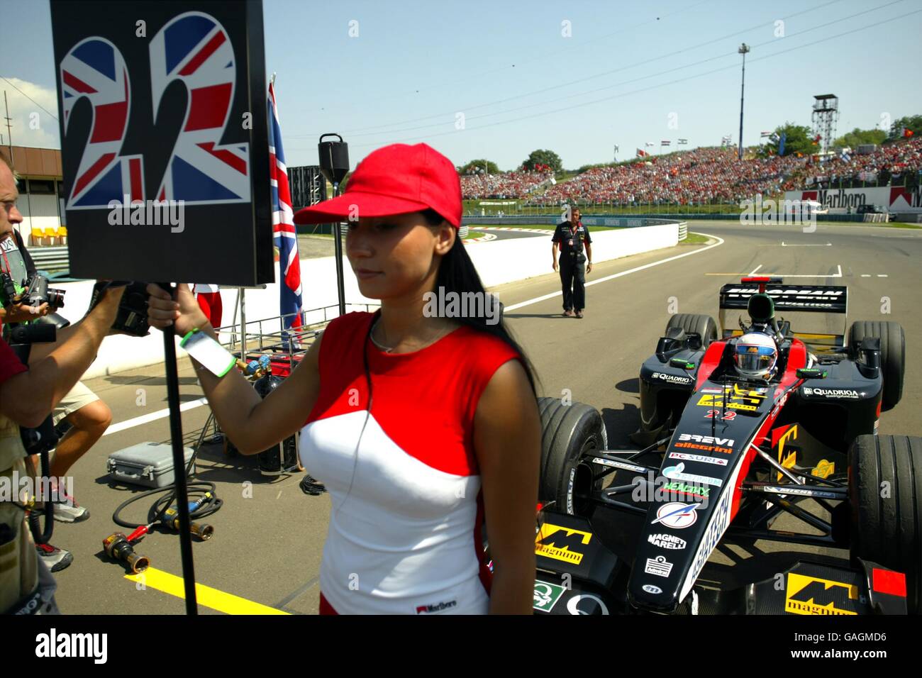 Une fille de grille tient le nombre de Minardi nouveau venu Anthony Davidson Banque D'Images
