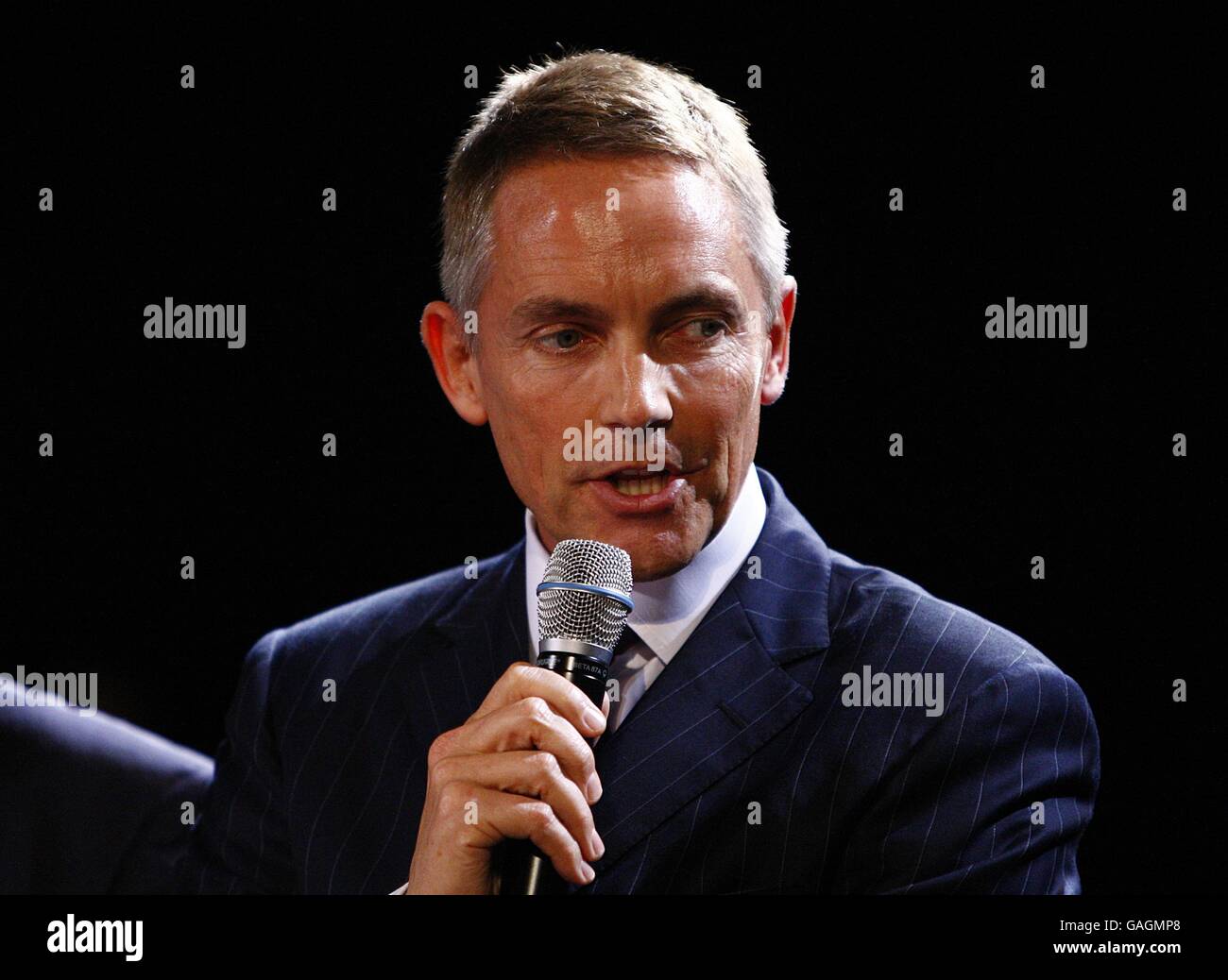 Directeur général du groupe McLaren Martin Whitmarsh, lors du lancement de la Vodafone McLaren Mercedes MP4-23 au musée Mercedes-Benz de Stuttgart. Banque D'Images