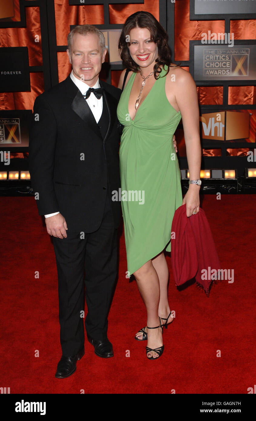 Neal McDonough et sa femme Ruve arrivent pour les critiques Choice Awards à l'auditorium civique de Santa Monica, en Californie. Banque D'Images