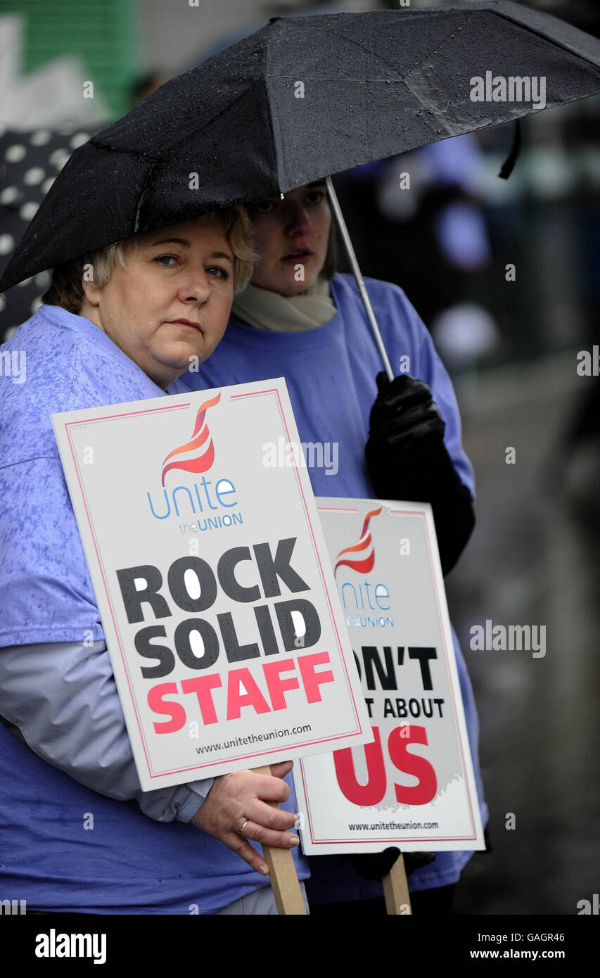 Le personnel de la banque Northern Rock tient des écriteaux lorsque les actionnaires arrivent à la Newcastle Metro Arena pour une réunion sur la vente proposée de la banque. Banque D'Images
