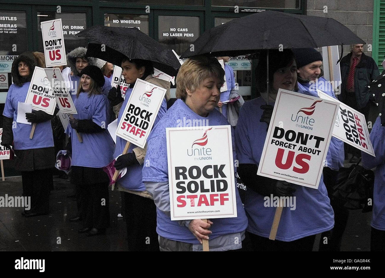 Le personnel de la banque Northern Rock tient des écriteaux lorsque les actionnaires arrivent à la Newcastle Metro Arena pour une réunion sur la vente proposée de la banque. Banque D'Images