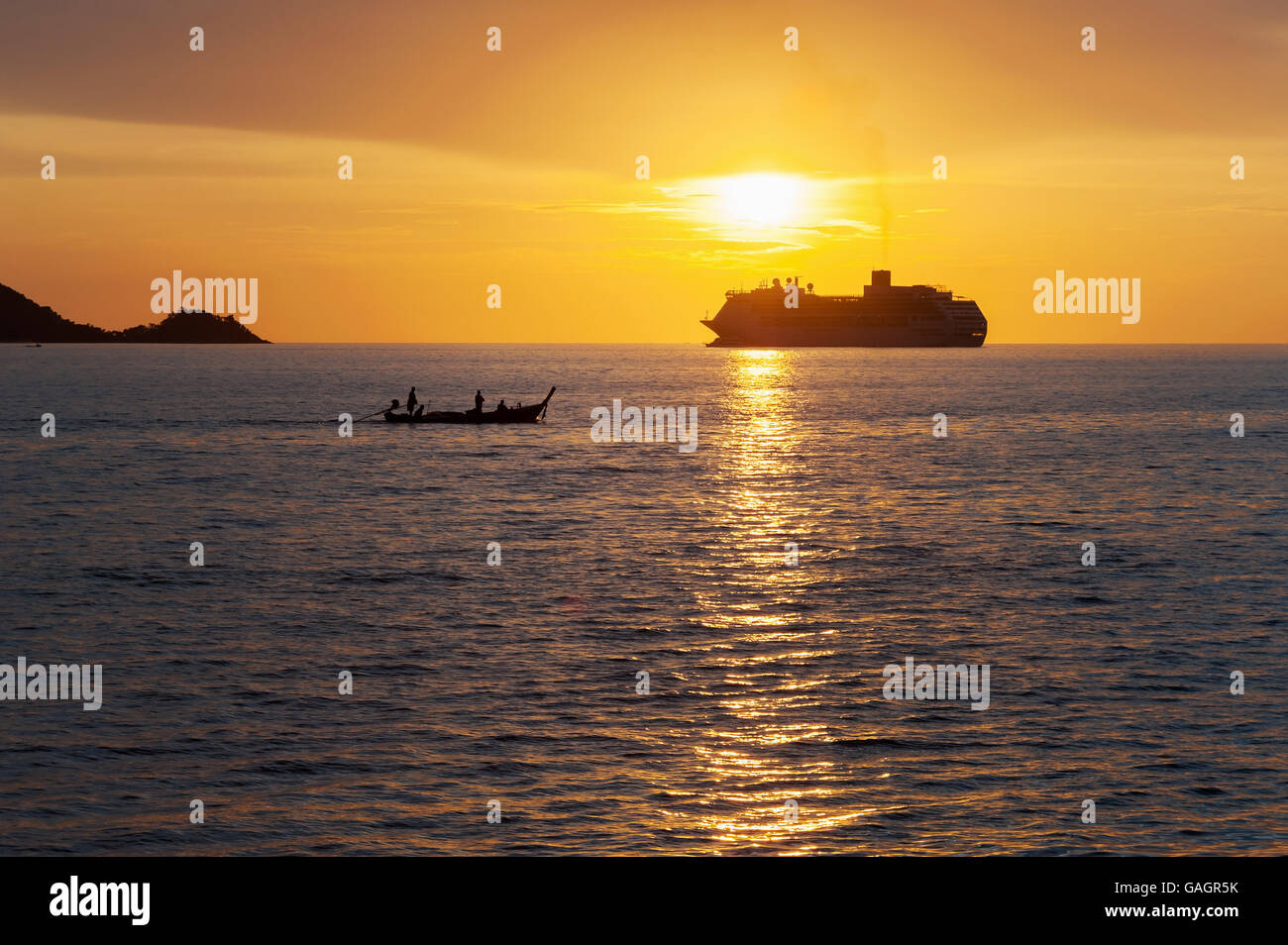 La mer spectaculaire et transports bateau avec couleur de coucher de soleil et la lumière sur le soleil au crépuscule Banque D'Images