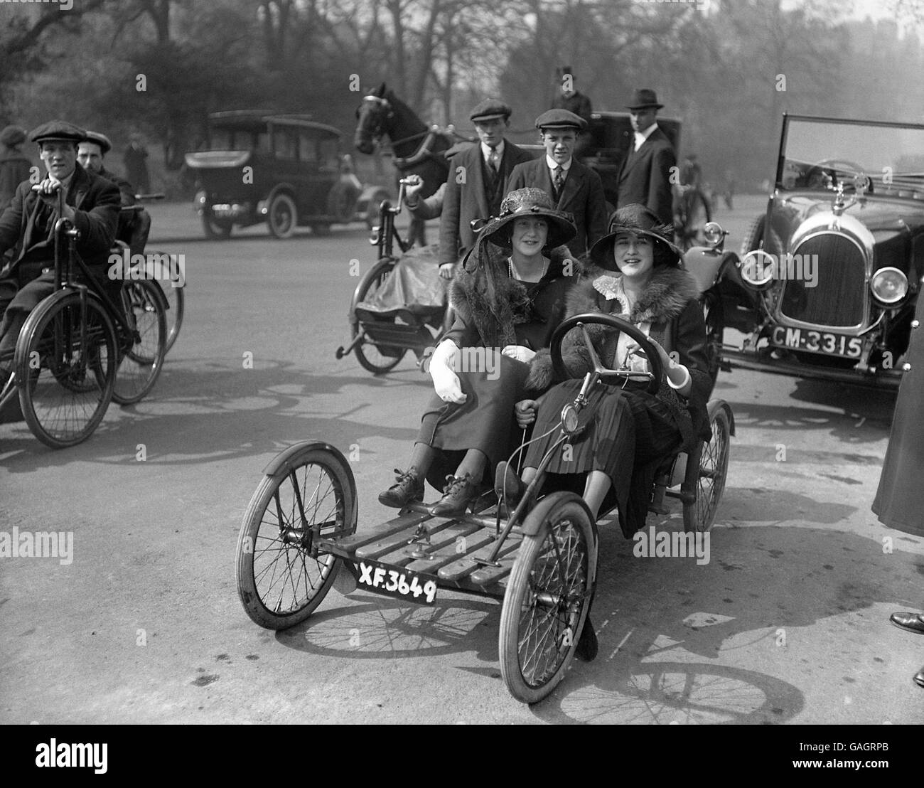 Transport britannique - voitures anciennes - Londres - 1921.Lady Warrender dehors pour une conduite avec (au volant) Audrey James, dans un ancien moteur monté à l'arrière. Banque D'Images