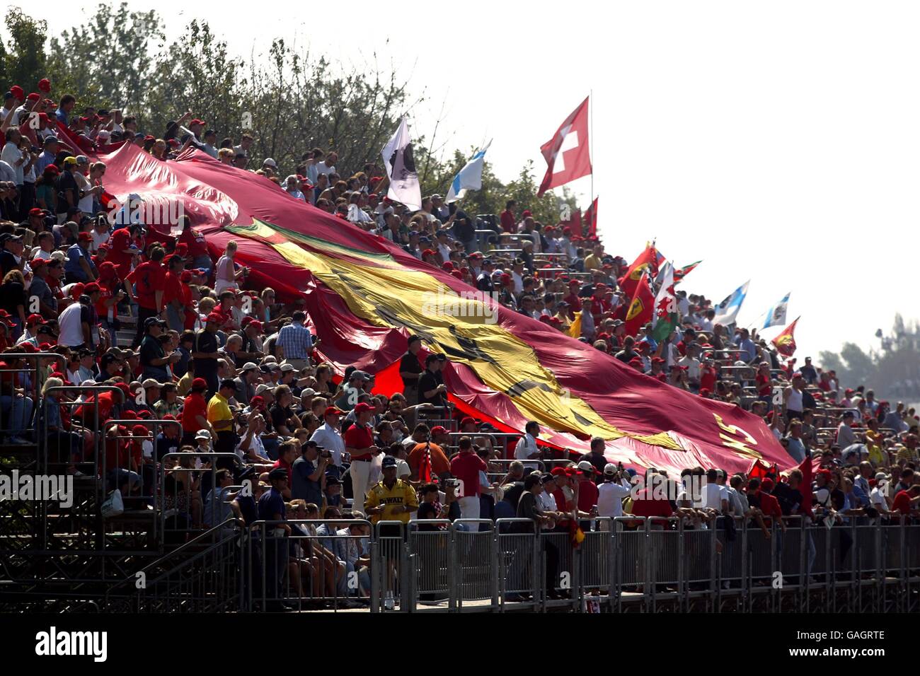 Course automobile Formula One - Grand Prix d'Italie - course. Les fans de Ferrari avec un drapeau géant applaudissent leur équipe Banque D'Images