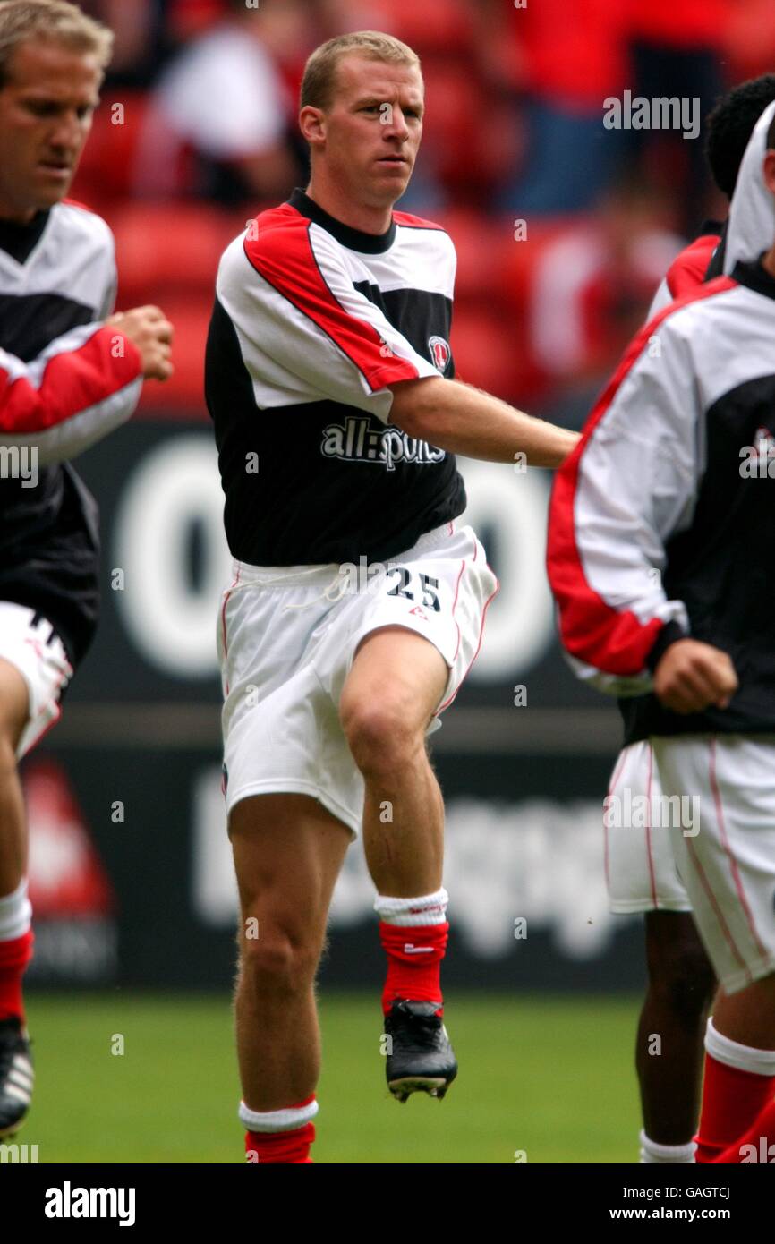 Football - FA Barclaycard Premiership - Charlton Athletic / Manchester United.Robbie Mustoe de Charlton Athletic se réchauffe avant le match Banque D'Images