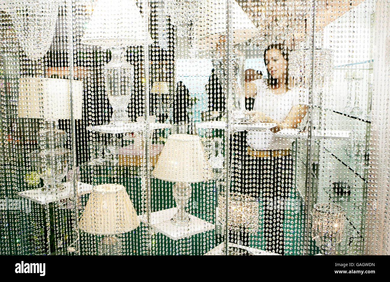 Un acheteur regarde une lampe au Tipperary Crystal stall de Showcase Ireland, le salon international de l'artisanat, du cadeau, de la mode et de l'intérieur qui a ouvert au RDS à Dublin. Banque D'Images