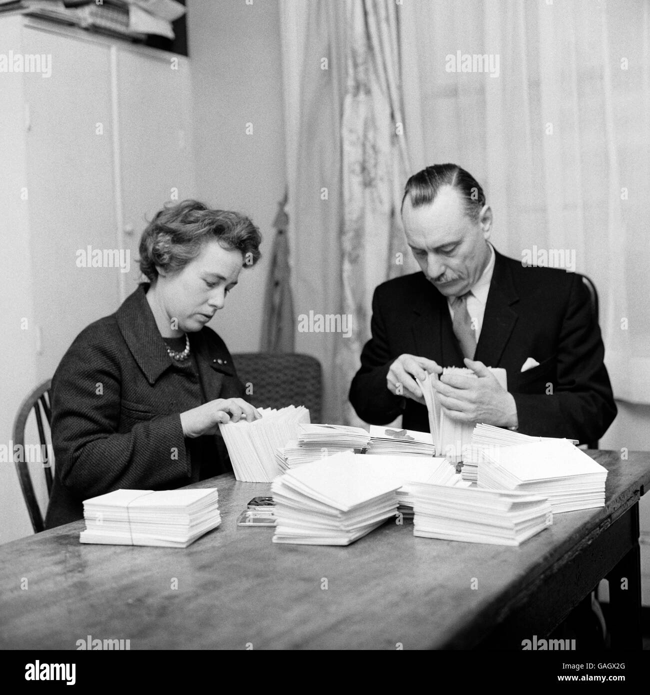 Enoch Powell, député Tory de Wolverhampton S.W., et son épouse Margaret, qui agit comme son secrétaire, trient certaines des 800 lettres qu'il a reçues après son discours d'immigration. Banque D'Images