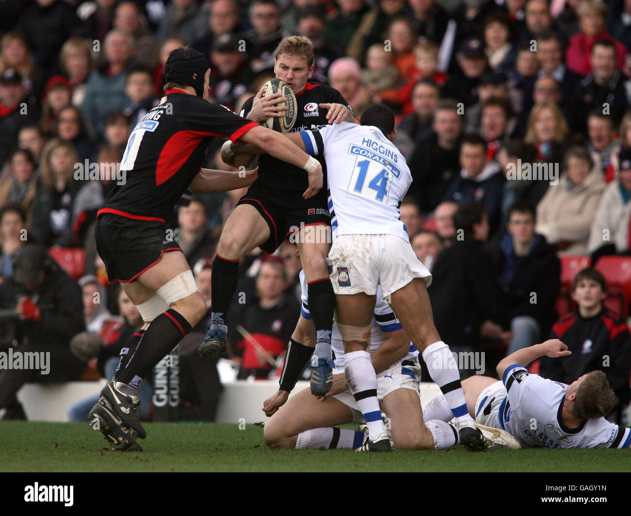 Rugby Union - Guinness Premiership - Saracens v Bath - Vicarage Road.Brent Russell de Saracen est attaqué par Andrew Higgins de Bath.Supports Ben Skirving. Banque D'Images