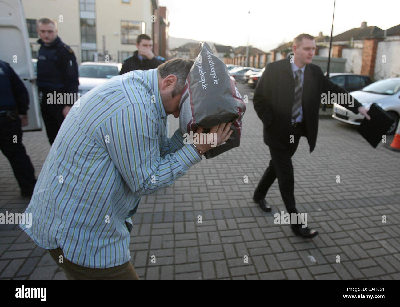 Peter Kelly couvre son visage lorsqu'il arrive au palais de justice de Tallaght à l'ouest de Dublin pour faire face à des accusations en rapport avec une saisie d'héroïne de 2 millions d'euros à Tallaght le week-end. Banque D'Images