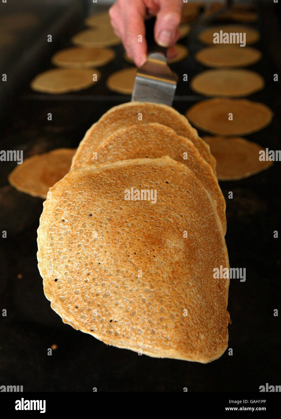 Des gâteaux d'avoine sont produits de façon traditionnelle au 'trou dans le mur' de Hanley, Stoke on Trent. Une tradition de 100 ans de fabrication de gâteaux d'avoine sur le site et de les vendre à travers la vitrine du magasin risque de se terminer parce qu'il est dans une région du Staffordshire du Nord désignée pour le renouvellement. Banque D'Images