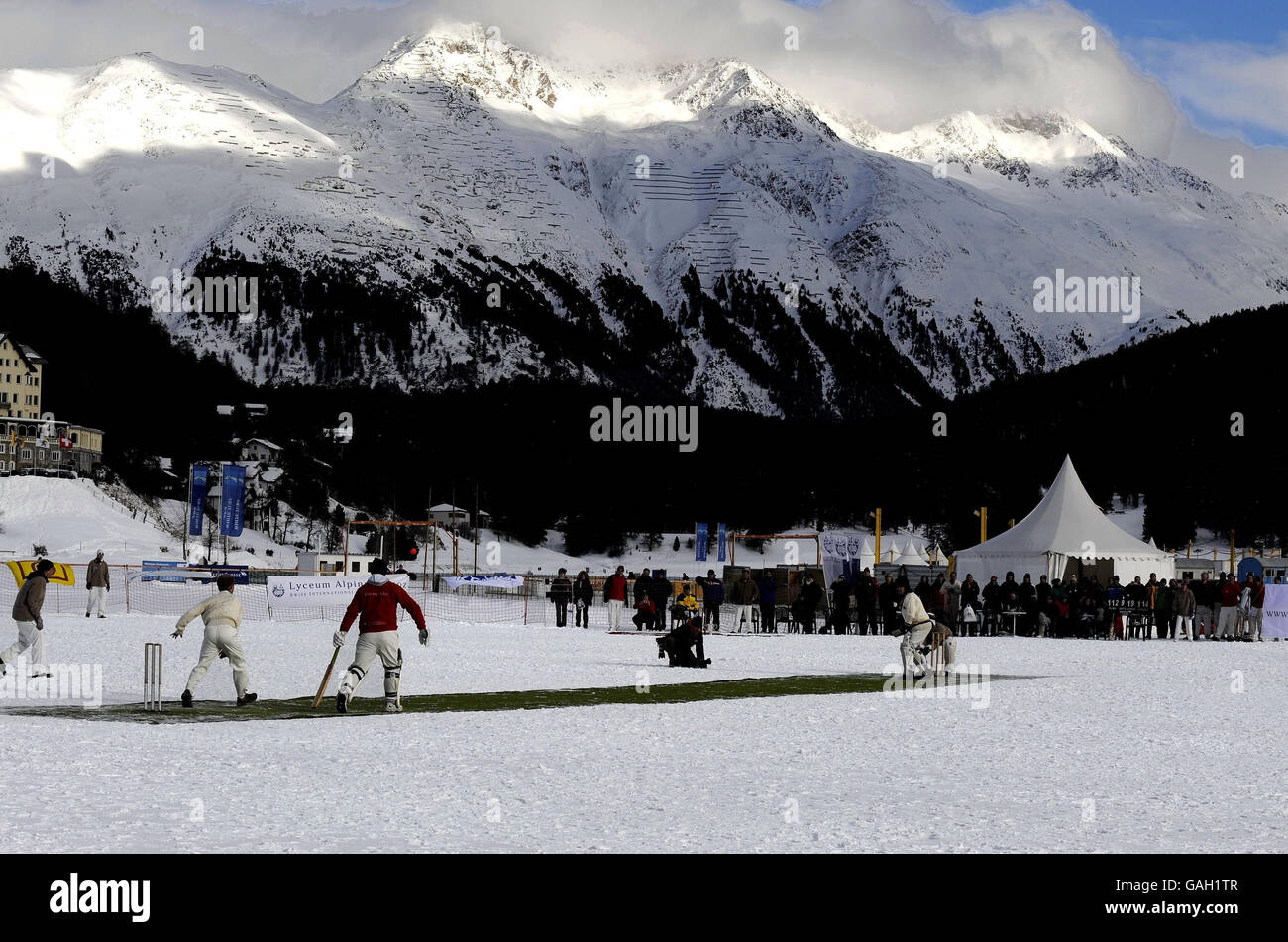 Les joueurs de cricket jouent sur un lac gelé lors du dernier tournoi de robin qui célèbre vingt ans de cricket sur glace, à St Moritz, en Suisse. Banque D'Images