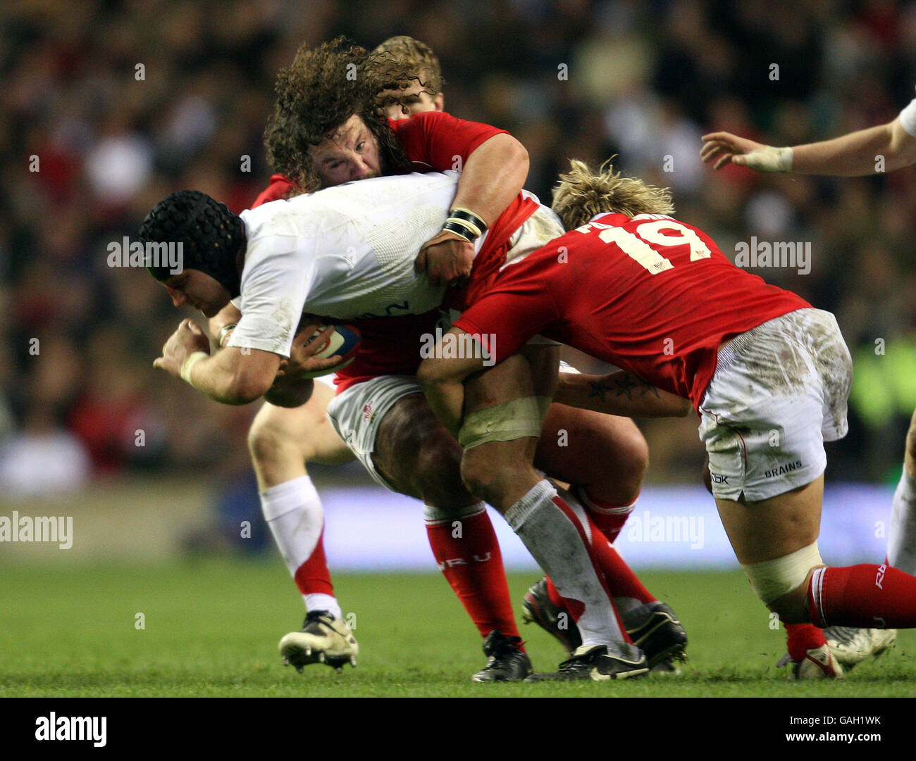 Adam Jones et Alix Popham, au pays de Galles, s'associent pour faire descendre Steve Borthwick, en Angleterre, lors du match des RBS 6 Nations à Twickenham, Londres. Banque D'Images