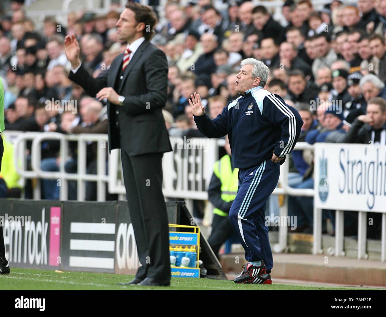 Soccer - Barclays Premier League - Newcastle United / Middlesbrough - St James Park.Kevin Keegan, directeur de Newcastle United, et Gareth Southgate, directeur de Middlesbrough, dirigent leurs joueurs depuis le réseau. Banque D'Images