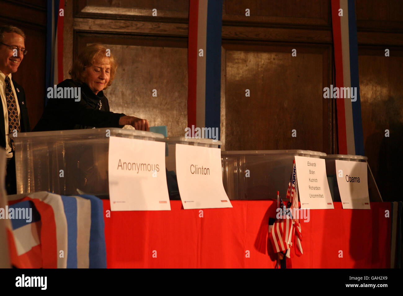 Une partisane d’Hillary Clinton a voté dans le Porchester Hall de l’ouest de Londres, où les Américains votaient pour leur futur dirigeant du Parti démocrate. Banque D'Images