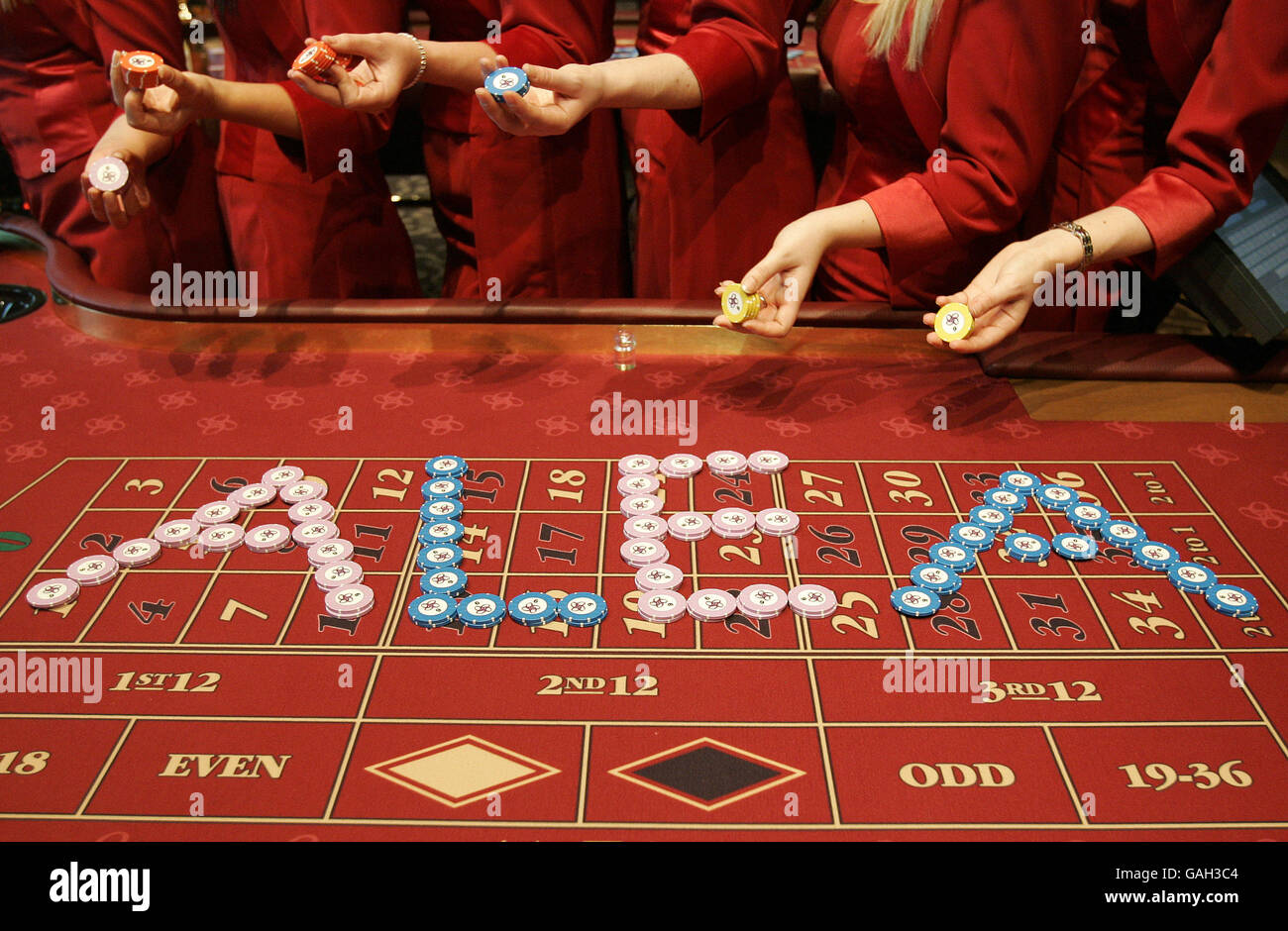 Croupiers à un photocall pour célébrer l'ouverture d'un nouveau casino à Glasgow. ALEA le casino de luxe de 15 millions de livres en bord de mer ouvre officiellement demain Banque D'Images