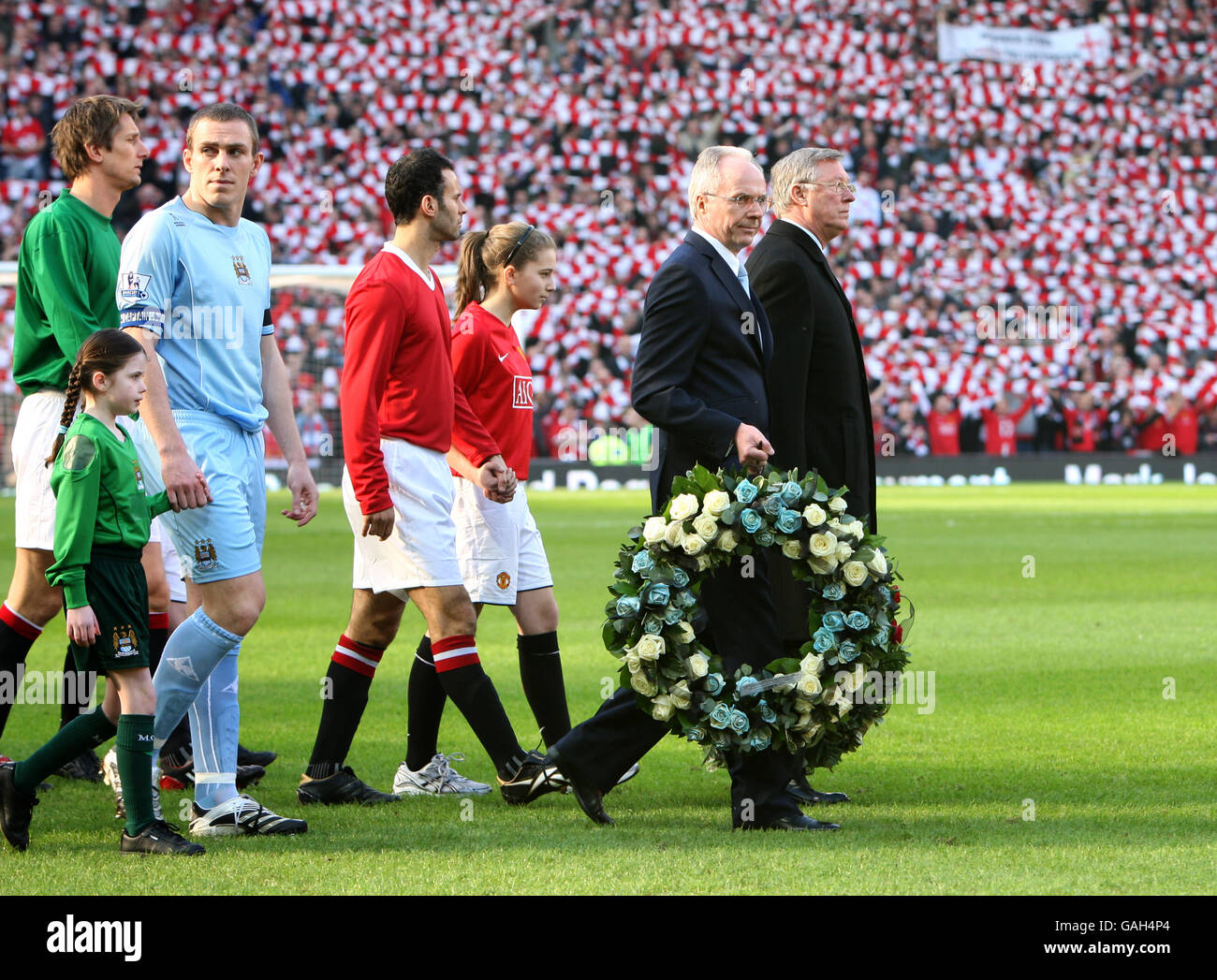Sir Alex Ferguson, directeur de Manchester United, et Sven Goran Eriksson, directeur de Manchester City, portant une couronne lors du match de la Barclays Premier League à Old Trafford, Manchester. Banque D'Images