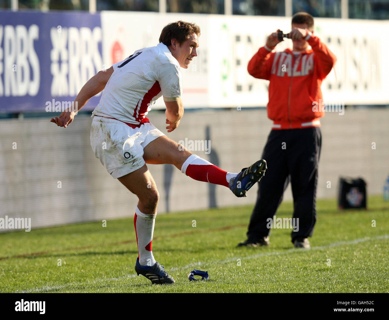 Jonny Wilkinson, de l'Angleterre, convertit sa deuxième tentative et, ce faisant, atteint 1000 points pour l'Angleterre lors du match des RBS 6 Nations au Stadio Flaminio, Rome, Italie. Banque D'Images