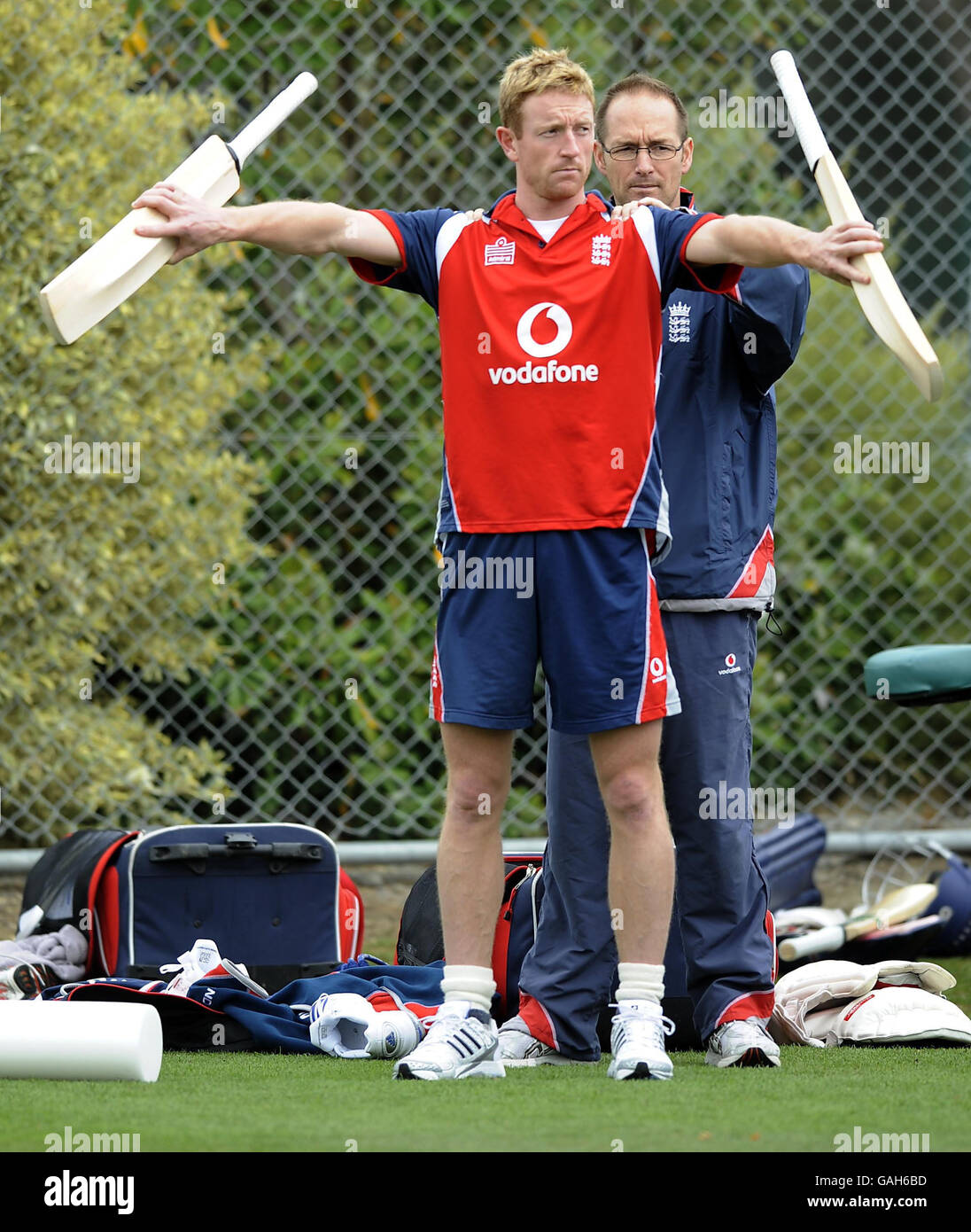 Le capitaine de l'ODI d'Angleterre Paul Collingwood reçoit l'attention du physiothérapeute Kirk Russell pendant la pratique du net à l'Université Lincoln, Lincoln, en Nouvelle-Zélande. Banque D'Images