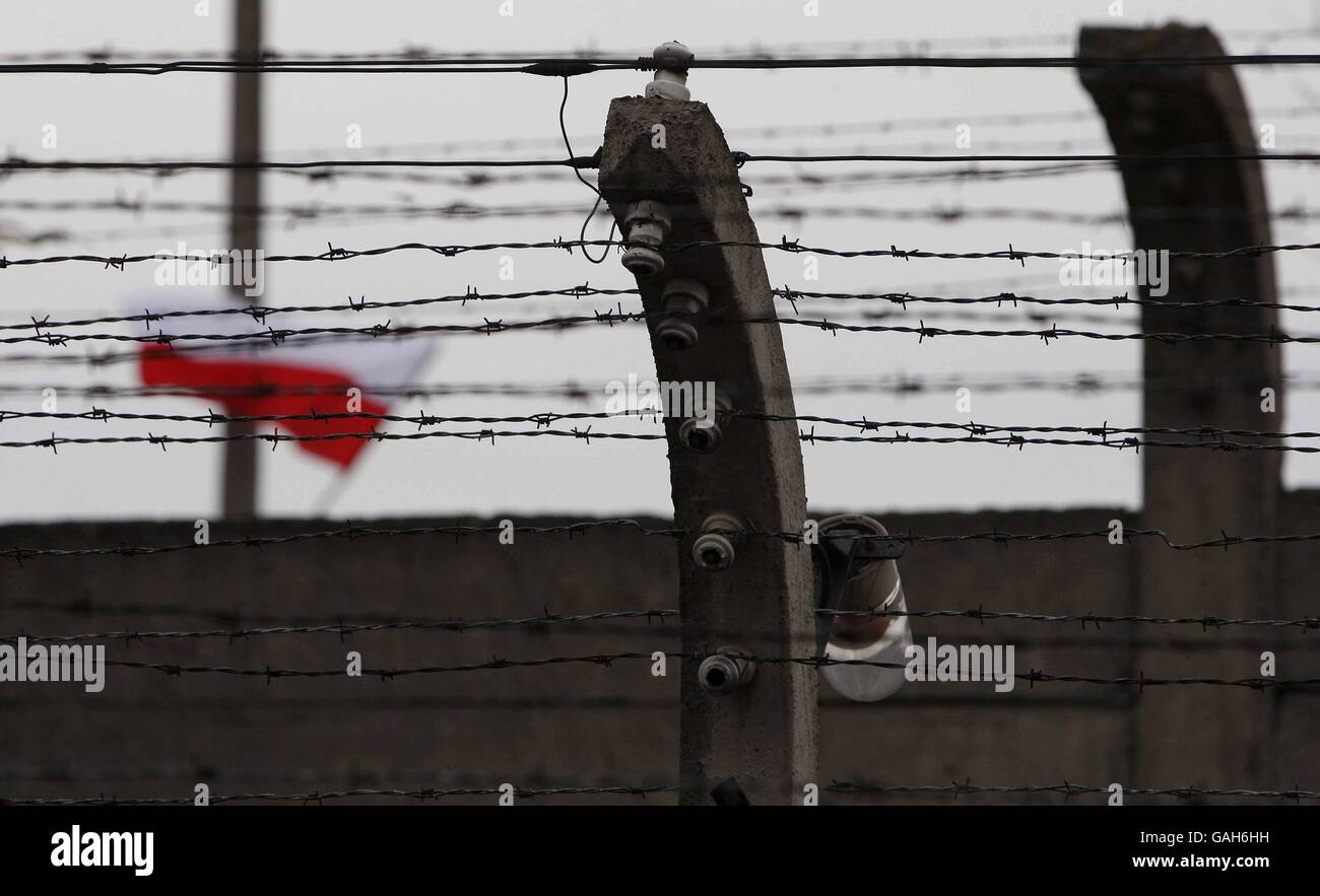 Journée internationale du souvenir de l'Holocauste.Une vue générale du fil électrique devant le drapeau polonais au camp d'Auschwitz I. Banque D'Images