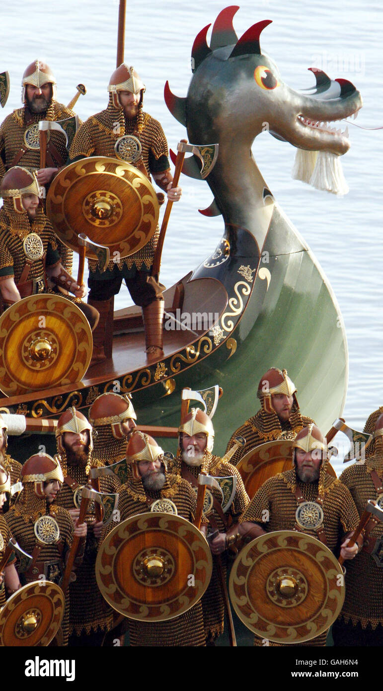 Les Vikings posent avec leur longboat dans le Lerwick à Shetland dans le cadre du festival Up Helly AA. Banque D'Images