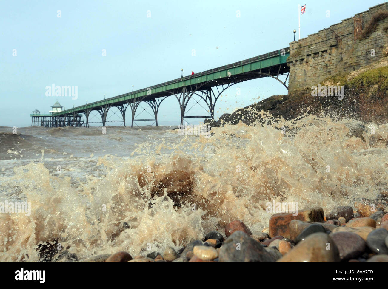 Clevedon Pier dans le nord du Somerset où des vents de jusqu'à 50 mph ont été enregistrés aujourd'hui. Banque D'Images