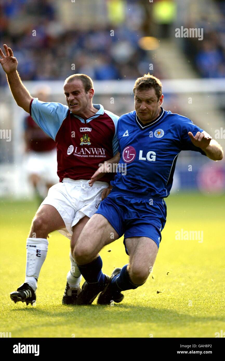 Gerry Taggart de Leicester City (r) et Dean West de Burnley (l) bataille pour le ballon Banque D'Images