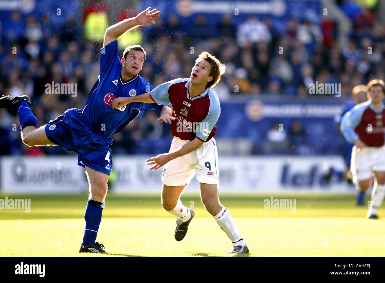 Football - Nationwide League Division One - Leicester City / Burnley.Gerry Taggart (l) de Leicester City et Gareth Taylor (r) de Burnley se battent pour le ballon Banque D'Images