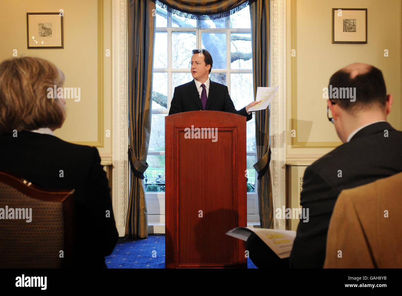 Le chef du Parti conservateur David Cameron détient une copie du nouveau formulaire qu'il a annoncé aujourd'hui lors d'une conférence de presse que ses bancs de front devront remplir pour déclarer les détails de tous les membres de la famille qu'ils emploient. Banque D'Images
