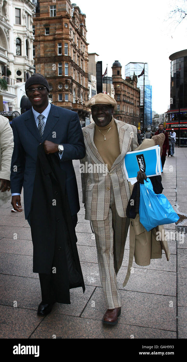 Le boxeur américain Antonio Tarver avec son entraîneur Jimmy Williams marchez jusqu'au taxi à Leicester Square, Londres. Tarver combat Clinton Woods et les deux ont été impliqués dans des échanges chauffés lors d'une conférence de presse. Banque D'Images