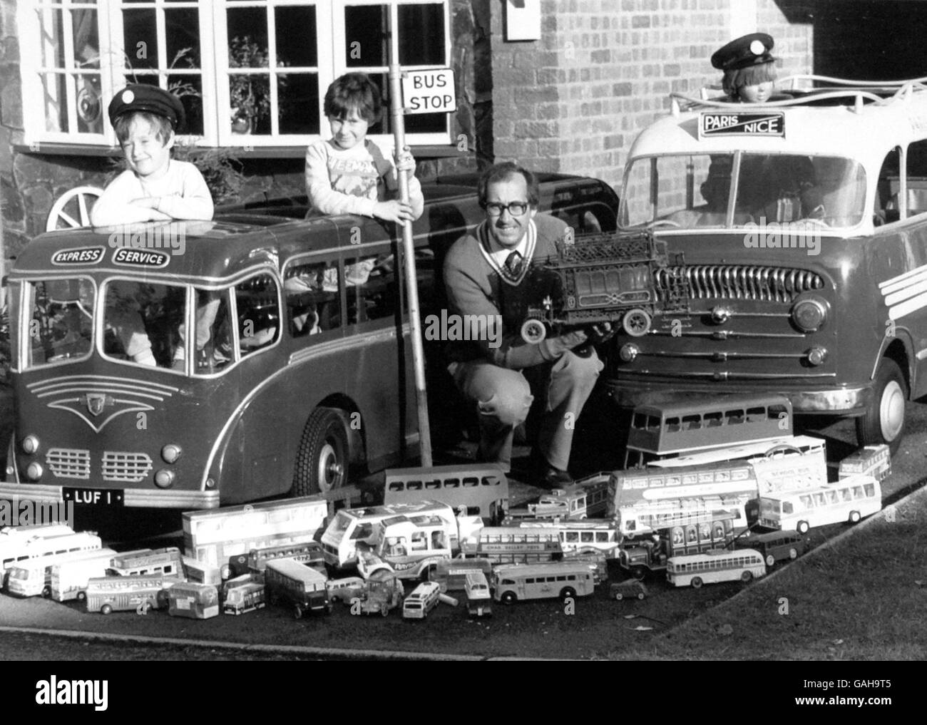 M. Geoff Price a montré avec juste un échantillon de sa collection d'autobus de 3,000. Il est photographié avec ses deux fils Richard âgés de 6 ans et Nicholas âgés de neuf ans Banque D'Images