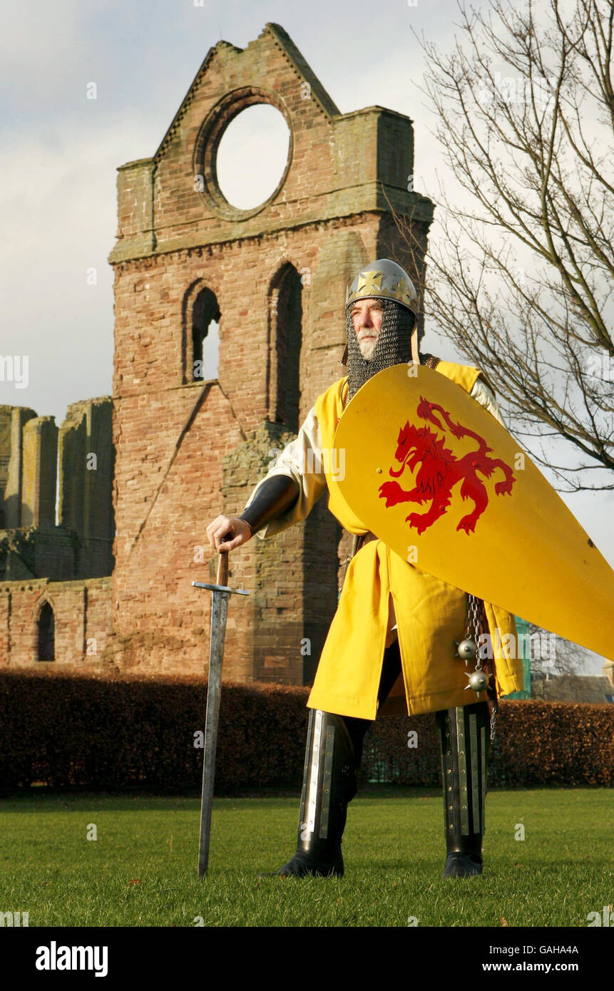 Don Downie, portant le nom de roi William I, lance officiellement la campagne du patrimoine mondial de l'abbaye d'Arbroath à Arbroath, en Écosse. Banque D'Images