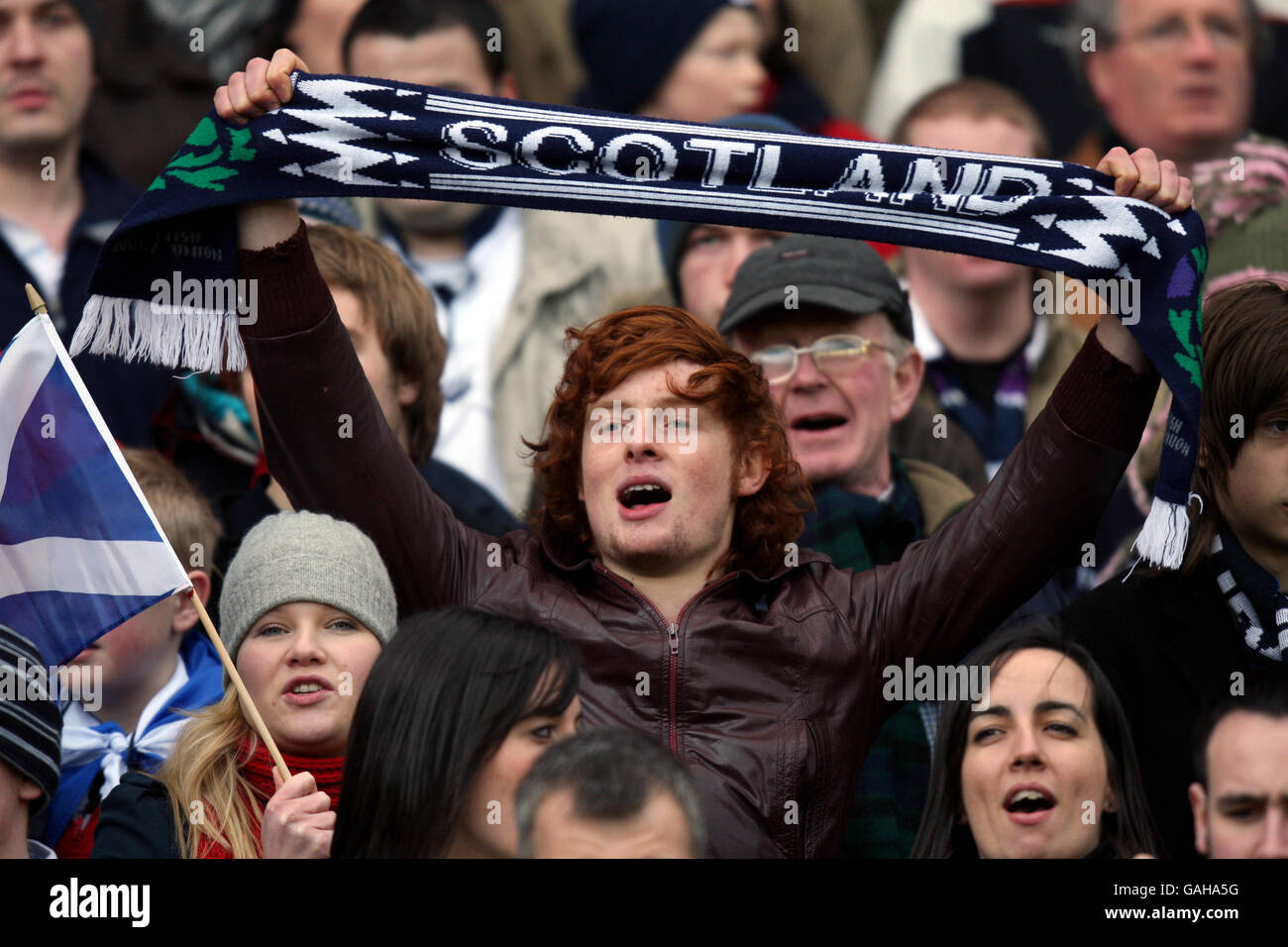 Rugby Union - RBS 6 Nations Championship 2008 - Ecosse / France - Murrayfield.Un fan écossais chante l'hymne national dans les tribunes Banque D'Images