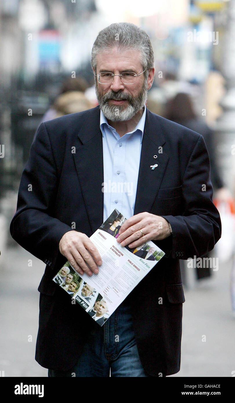 Le dirigeant de Sinn Fein, Gerry Adams, arrive pour répondre aux questions des médias à Dublin au sujet du dernier agent britannique à être démasqué. Banque D'Images