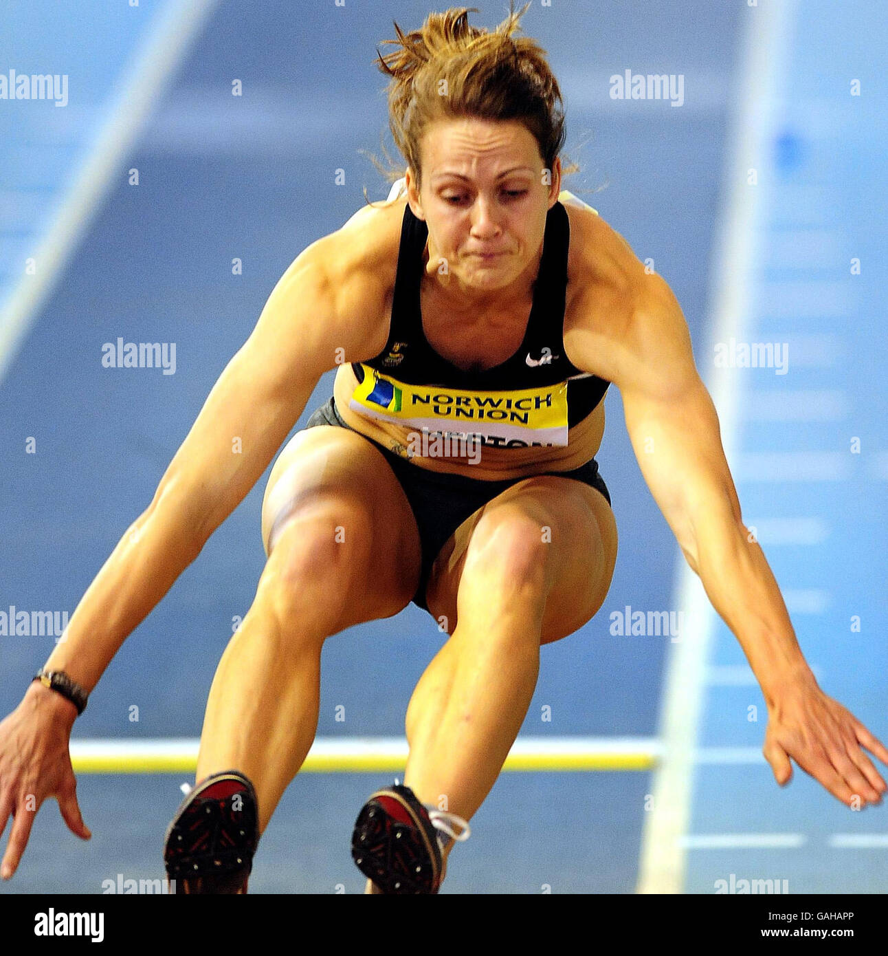 Kelly Sotherton lors de la finale de saut long féminin lors des essais en salle de Norwich Union et de la rencontre des championnats du Royaume-Uni à l'Institut anglais du sport de Sheffield. Banque D'Images