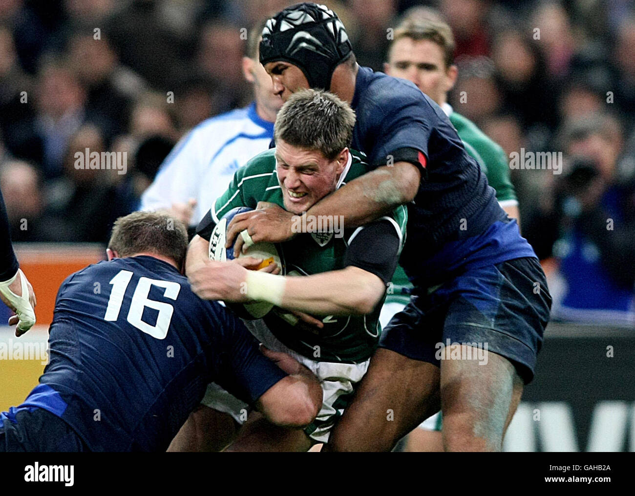 Le Ronan O'Gara d'Irlande est attaqué par Julien Bonnaire et William Servat de France lors du match RBS 6 Nations au Stade de France, Paris. Banque D'Images