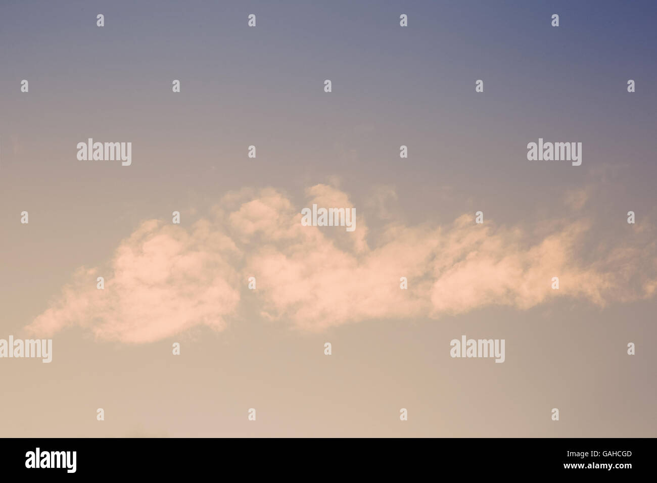 Quelques petits nuages blancs sur ciel tonifiant Banque D'Images