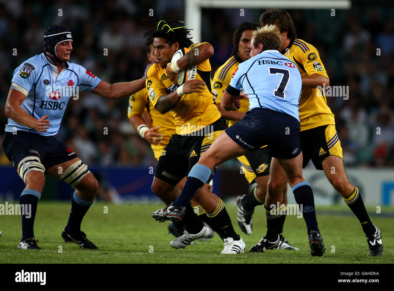 Waratahs Dean Mumm s'attaque aux ouragans Ma'a Nonu lors du match d'ouverture de la saison des Super 14 pour les ouragans NSW Warartahs et Nouvelle-Zélande Banque D'Images