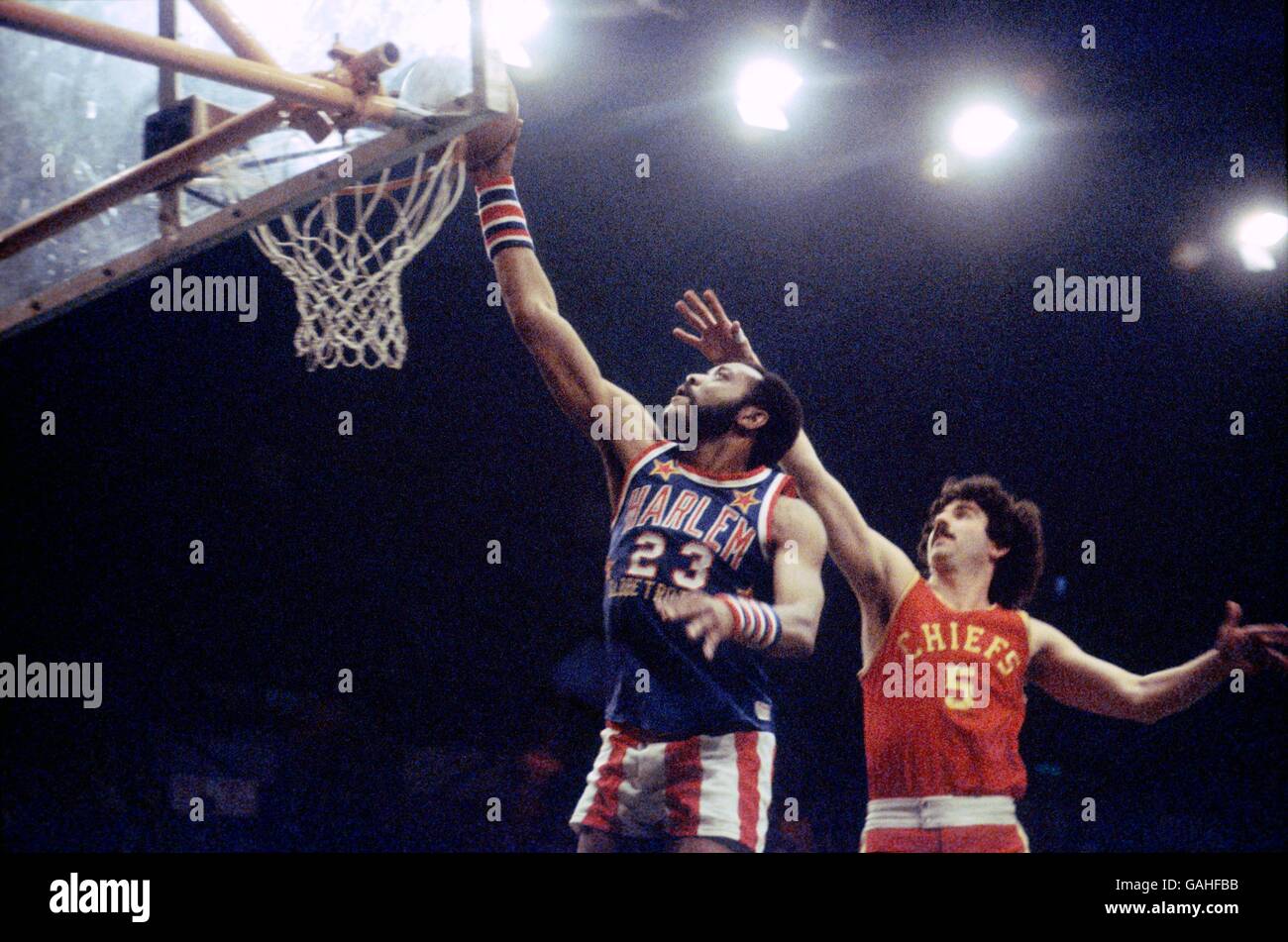 Basket-ball - Harlem Globetrotters - Wembley.Jackie Jackson (l) de Harlem Globetrotters fait une nouvelle partie de la balle pour deux autres points Banque D'Images